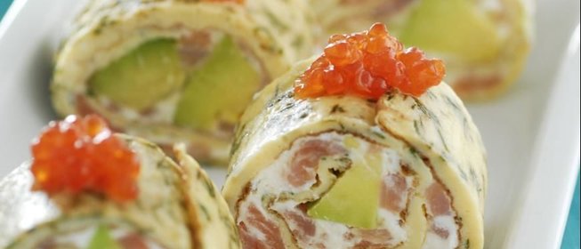 Роллы из омлета с авокадо и лососем