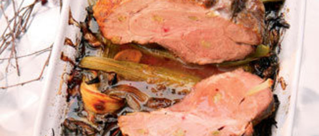 Свинина, запеченная с чесноком и имбирем