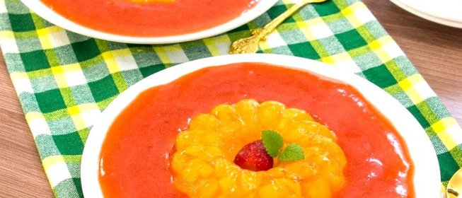 Абрикосовое желе с клубничным соусом