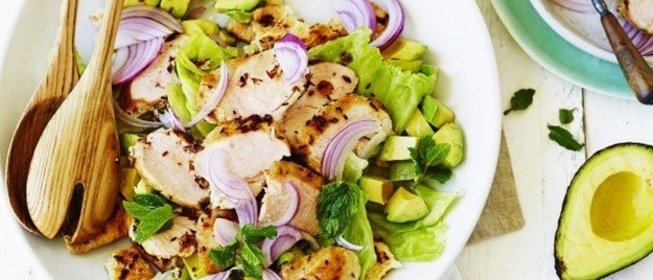 Индийский салат с курицей и авокадо