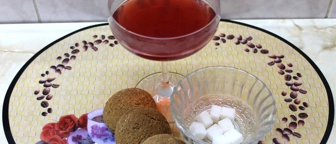 Компот из вишни клубники с яблоками и мятой