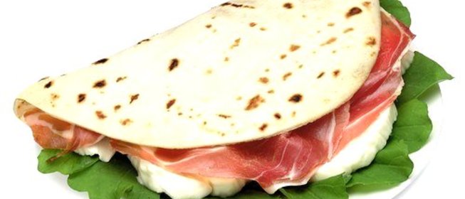 Итальянские лепешки с сыром, прошутто и рукколой на гриле