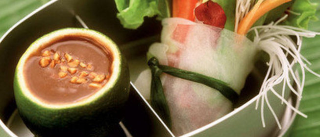 Роллы с овощами из рисовой бумаги с арахисовым соусом