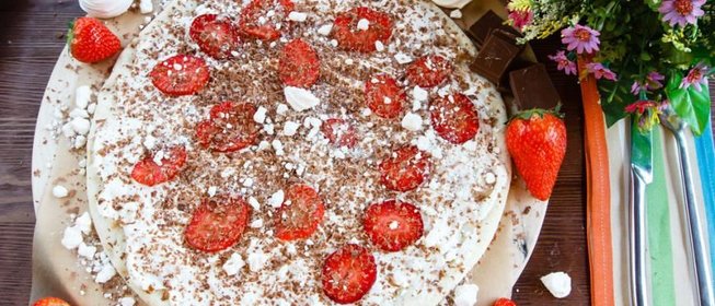 Пицца «Дольче» с клубникой, молочным шоколадом и меренгами
