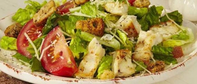 Салат с куриным филе, сухариками и овощами