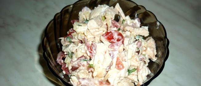 Салат из курицы с чесноком и сыром