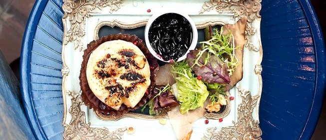 Жареный камамбер с чернично-розмариновым джемом