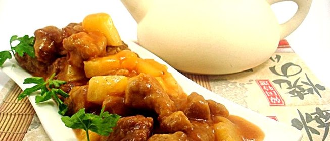 Свинина в кисло-сладком соусе с ананасами