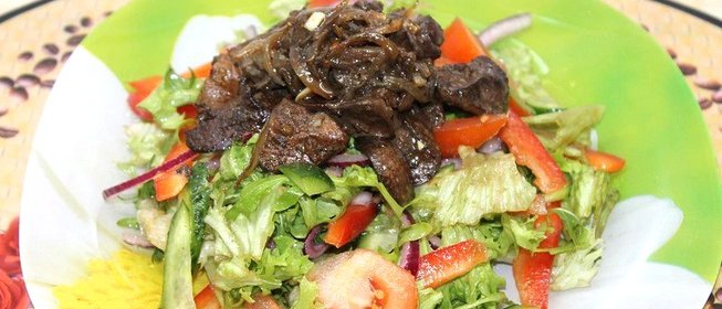 Салат с куриной печенью и свежими овощами