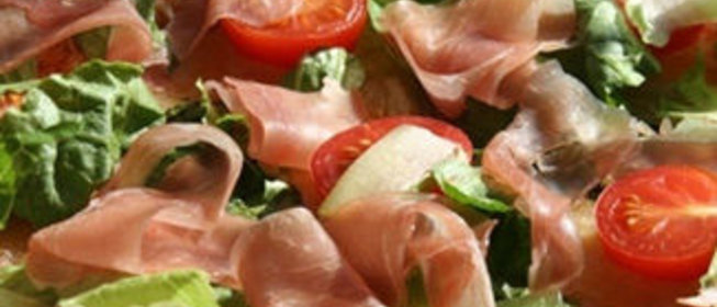 Пицца с салатом и прошутто