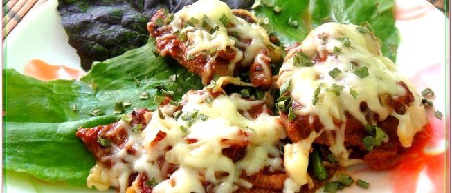 Свинина под сыром с чесноком