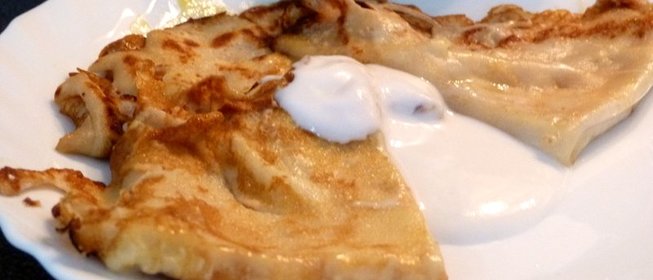 Тропический блиннный десерт с манго