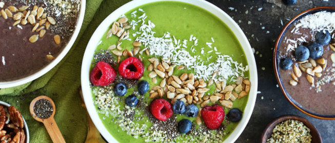 Смузи из авокадо и бананов с ягодами