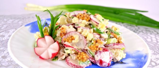 Салат с курицей, картофелем и редисом
