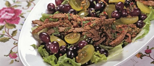Салат с говядиной и виноградом