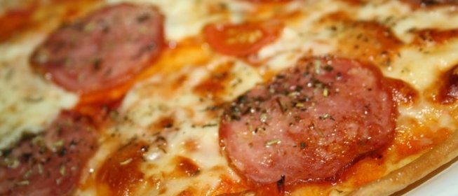 Пицца Сальчичон с помидорами черри и моцареллой
