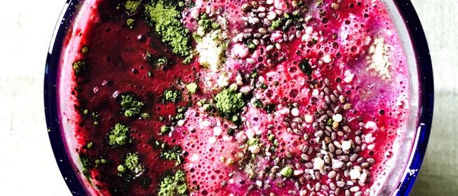 Смузи с черникой и бананом с добавлением чая матча