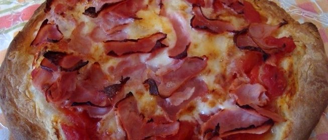 Пицца с ветчиной и помидорами