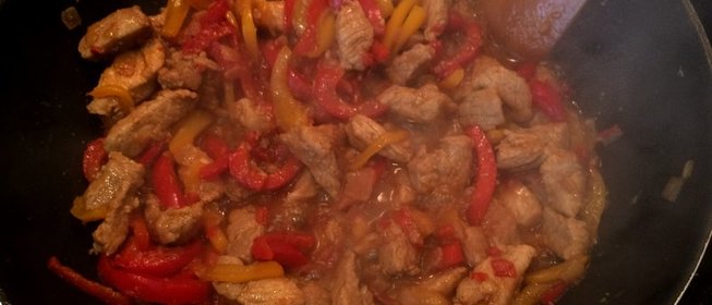 Свинина со сладким перцем, тушеная в темном пиве