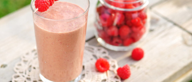 Малиновый смузи с орехами макадамия