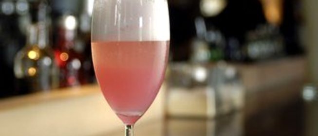 Новогодний коктейль с розовым шампанским