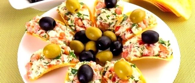 Сырная закуска с помидорами и чесноком на чипсах