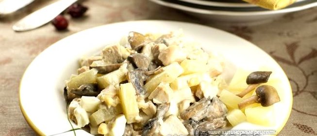 Тёплый салат с курицей и ананасами