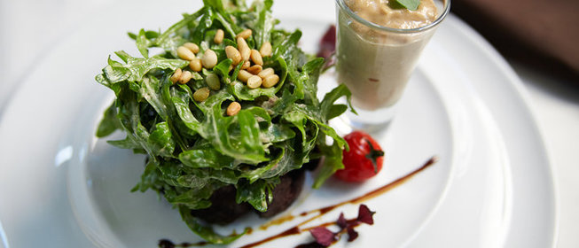 Салат с куриной печенью и рукколой