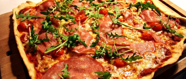 Пицца с вареной колбасой