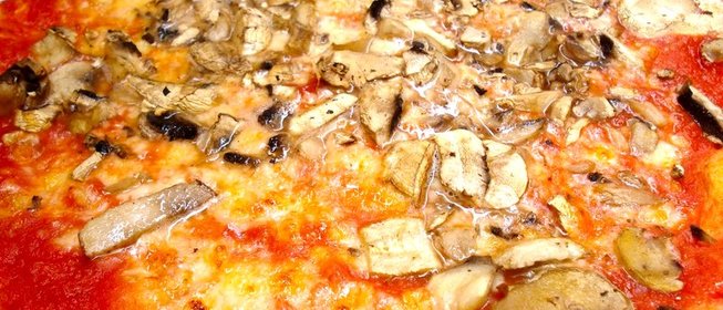 Пицца с грибами и помидорами