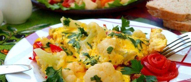 Сырный омлет с цветной капустой, колбасой и перцем