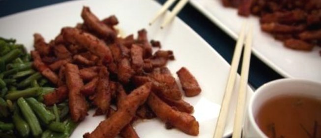 Красная свинина с фасолью