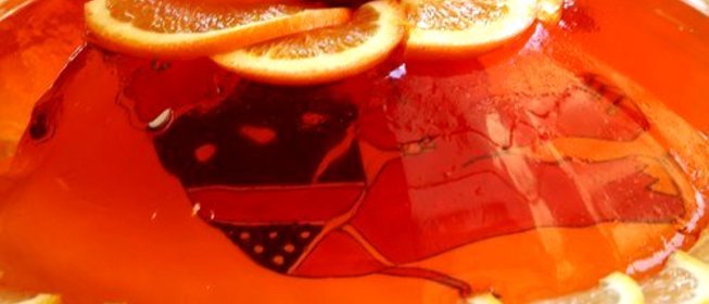 Желе из белой сангрии с фруктами