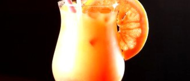 Коктейль из шампанского и красных апельсинов