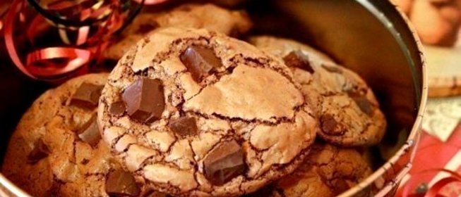 Шоколадное печенье с кусочками шоколада