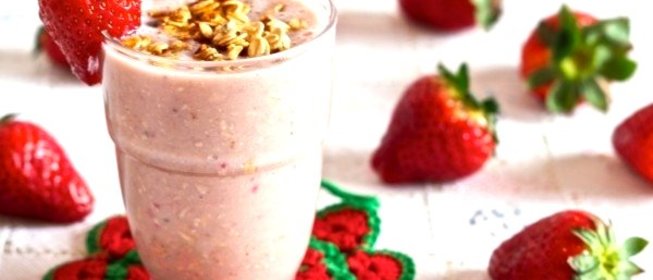 Овсяный смузи с бананами и клубникой