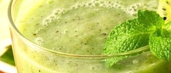 Смузи из киви, клубники и банана