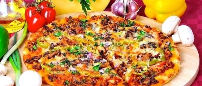 Мясная пицца с грибами и красным луком