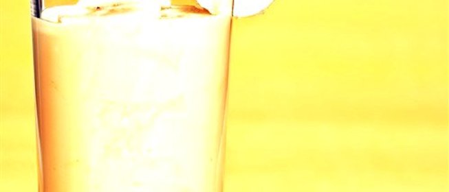 Банановый коктейль с кефиром и медом