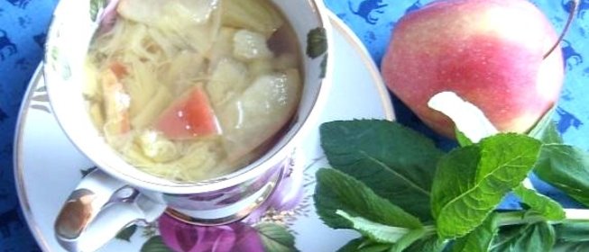 Компот из ревеня с яблоками и мятой