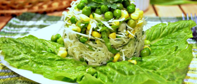 Салат с курицей и имбирными фруктами