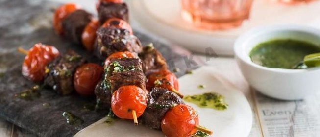 Закуска из ростбифа с помидорами черри и песто