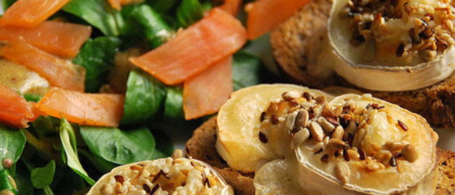 Брускетта с козьим сыром и медом