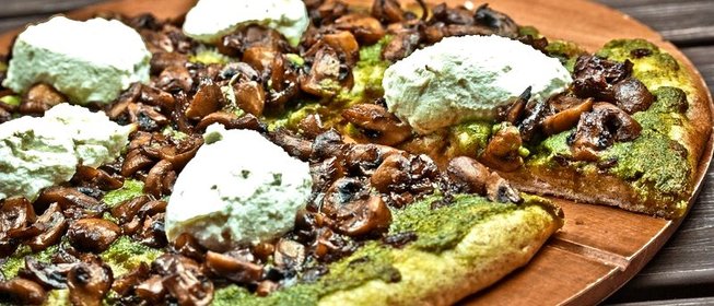 Цельнозерновая пицца с шампиньонами и рикоттой