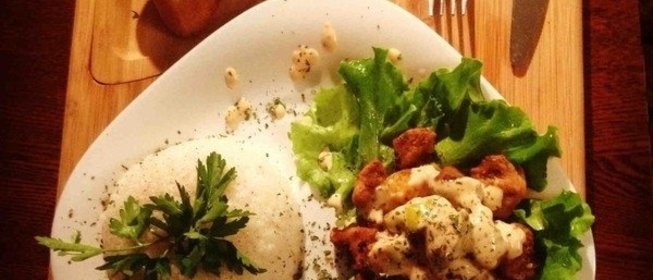 Сочная говядина с яблоками под сырным соусом