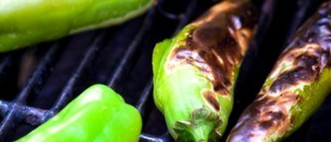 Разные перцы на гриле с крупной солью