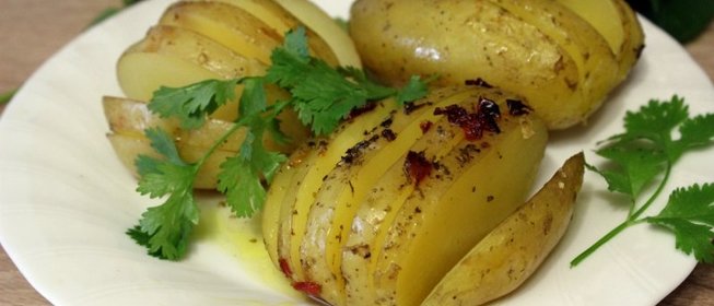 Запеченный картофель с маслом и пряностями
