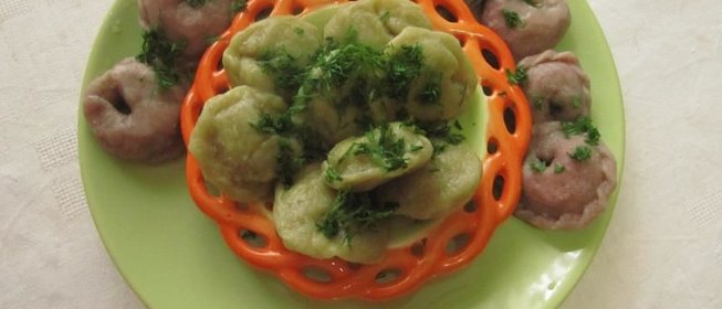 Цветные пельмени с томатным соусом