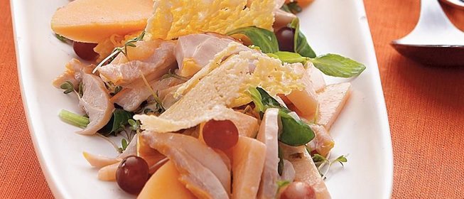 Салат с курицей, дыней и чипсами из пармезана