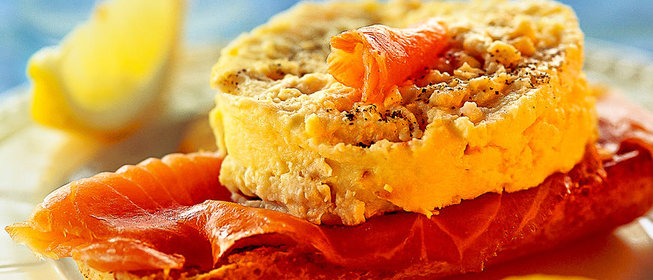 Омлет с копченым лососем и лимоном